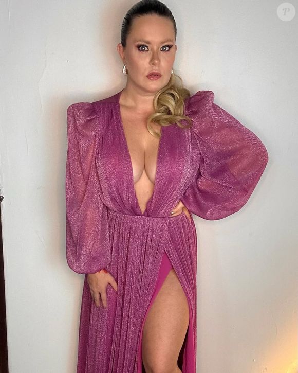 Mari Bridi também passou a ser mais ousada nas redes sociais, com decotes