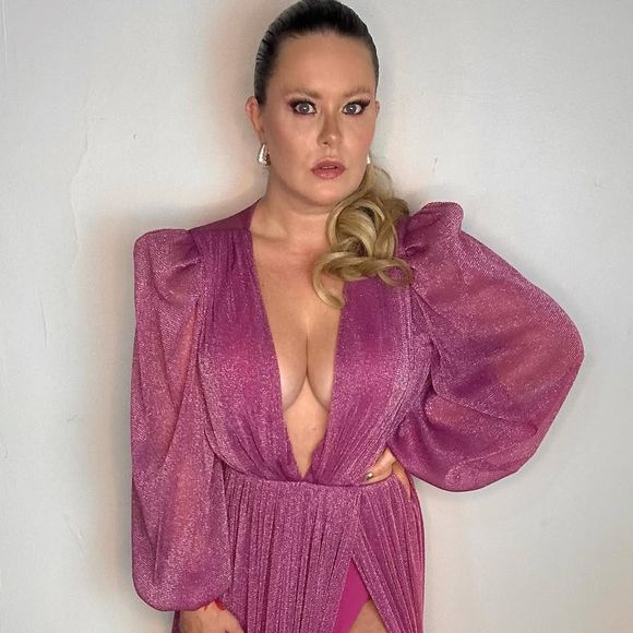 Mari Bridi também passou a ser mais ousada nas redes sociais, com decotes