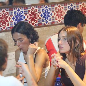 Bruna Marquezine e o grupo de amigos marcaram presença em um restaurante da Zona Sul do Rio de Janeiro que é point entre os jovens