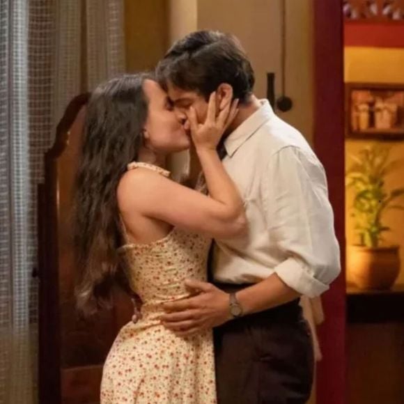 Estela (Larissa Manoela) preferiu acabar relação com Celso (Rainer Cadete) para ficar com Túlio (Cadu Libonati) em Êta Mundo Melhor