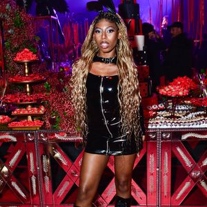 MC Sophia vai à caráter de coelhinha da Playboy na festa de 27 anos da MC Mirella