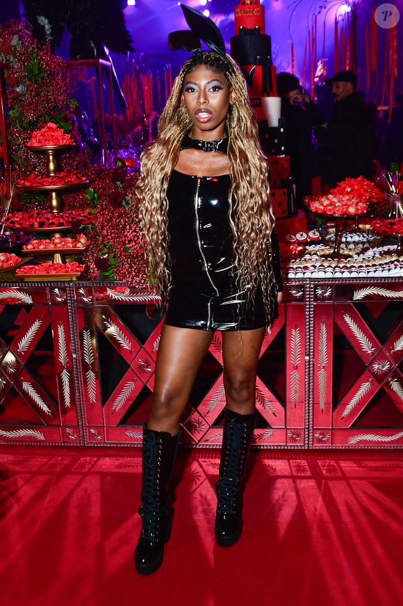 MC Sophia vai à caráter de coelhinha da Playboy na festa de 27 anos da MC Mirella