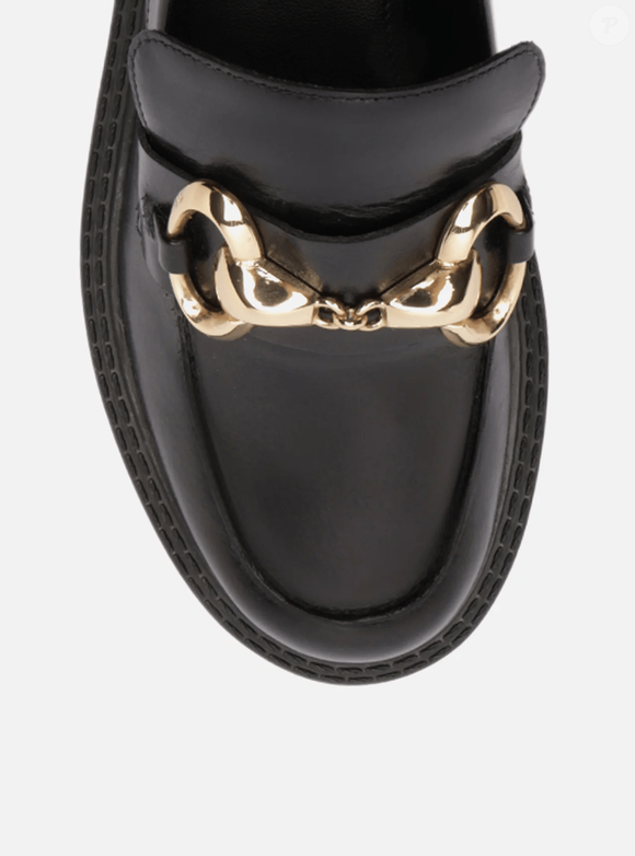 A plataforma robusta dá ao modelo uma pegada fashion à la Dr. Martens, sem abrir mão da elegância atemporal que define o calçado