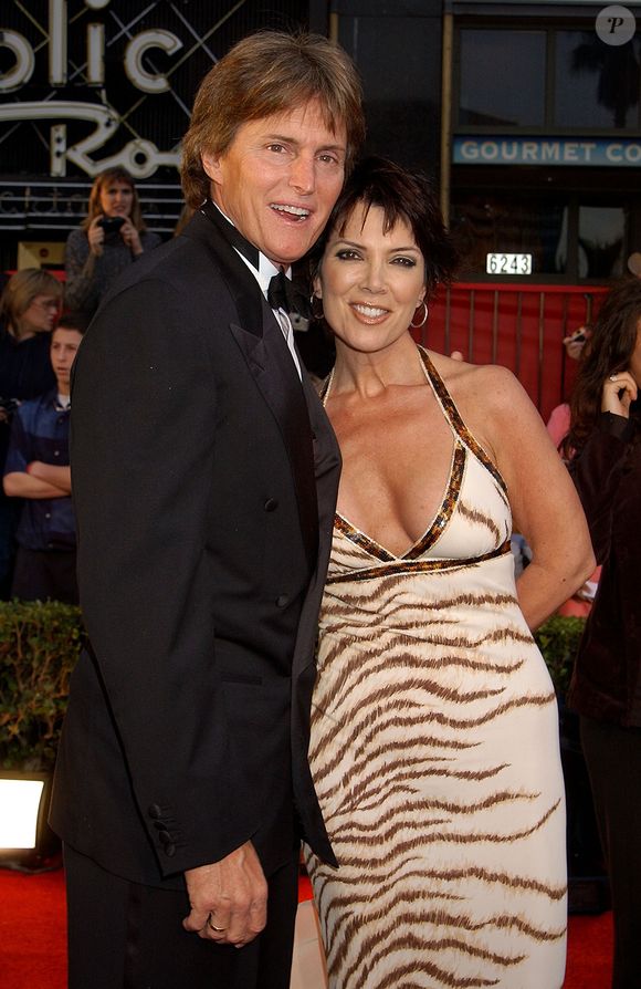 2003: em eventos diversos, Kris Jenner sempre apostou em sua aparência o mais parecida do natural possível