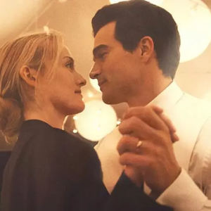 A minissérie História de Amor: John F. Kennedy Jr. e Carolyn Bessette chegou ao Disney+ já figurando no Top 10 e despertando curiosidade ao revisitar o romance real entre John F. Kennedy Jr. e Carolyn Bessette, um dos casais mais comentados dos anos 1990