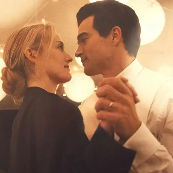 A minissérie História de Amor: John F. Kennedy Jr. e Carolyn Bessette chegou ao Disney+ já figurando no Top 10 e despertando curiosidade ao revisitar o romance real entre John F. Kennedy Jr. e Carolyn Bessette, um dos casais mais comentados dos anos 1990