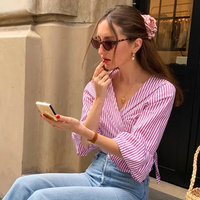 Os novos tênis New Balance na cor lilás são tão delicados que ofuscam as sandálias nos looks de verão