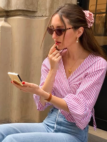 Os novos tênis New Balance na cor lilás são tão delicados que ofuscam as sandálias nos looks de verão