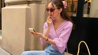 Os novos tênis New Balance na cor lilás são tão delicados que ofuscam as sandálias nos looks de verão