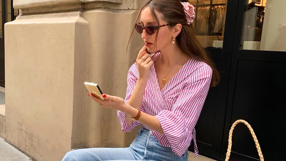 Os novos tênis New Balance na cor lilás são tão delicados que ofuscam as sandálias nos looks de verão