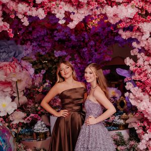 Parceira de Lorena Queiroz no podcast 'This Is Uz', a influenciadora Sofia Schaadt, com um vestido marrom cintilante, celebrou a amizade e o sonho da debutante, ex-estrela de 'Carinha de Anjo'