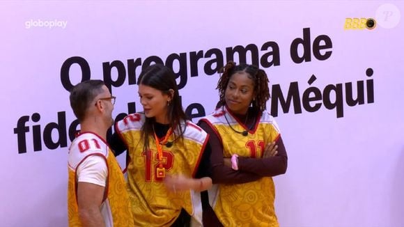 Após vencer Prova do Líder no 'BBB 25', Vitória diz que Thamiris nunca soltou sua mão e irrita a web: 'Acorda'