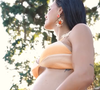 Em outro look, com biquíni e calça wide leg confortável, a modelo destacou o tamanho de sua barriga
