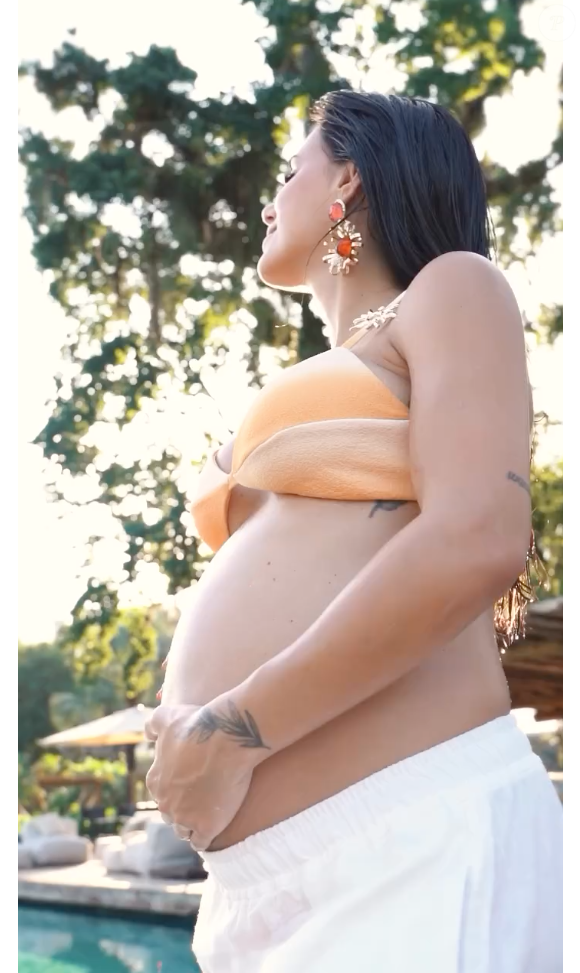 Em outro look, com biquíni e calça wide leg confortável, a modelo destacou o tamanho de sua barriga