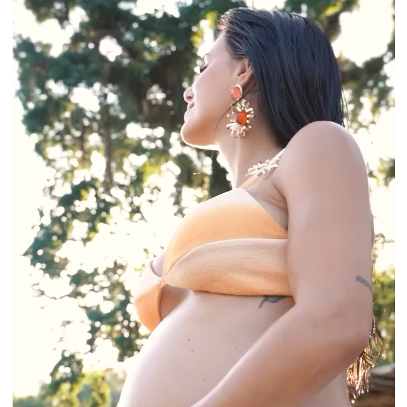 Em outro look, com biquíni e calça wide leg confortável, a modelo destacou o tamanho de sua barriga