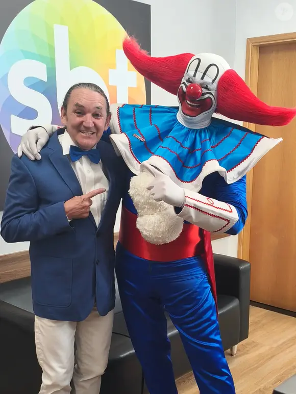 Acidente do Marquito: artista do SBT faz foto com o palhaço Bozo, ícone da programação infantil da emissora nos anos 1980
