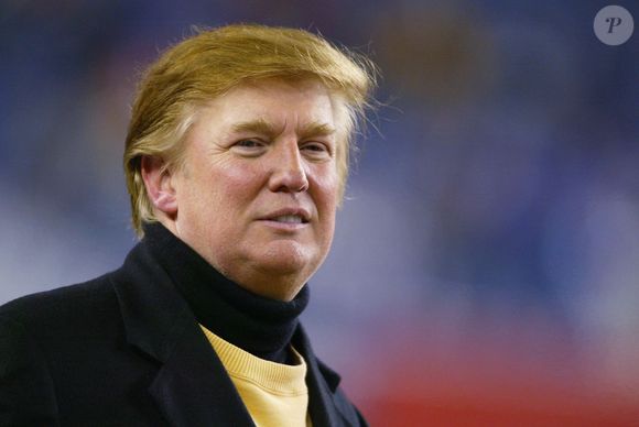 2004: Donald Trump participa de uma partida de futebol americano