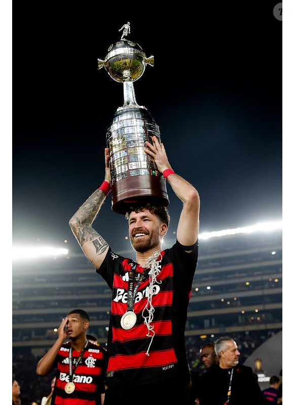 Léo Pereira conquistou o tetracampeonato da Libertadores pelo Flamengo e nesta quarta-feira, 3 de dezembro de 2025, pode erguer mais um campeonato, o Brasileiro