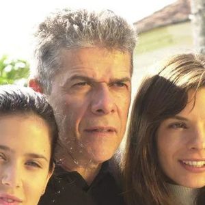 Mel Lisboa, Helena Ranaldi e José Mayer em 'Presença de Anita', minissérie da Globo que estreia em 21 de julho de 2025 no Globoplay