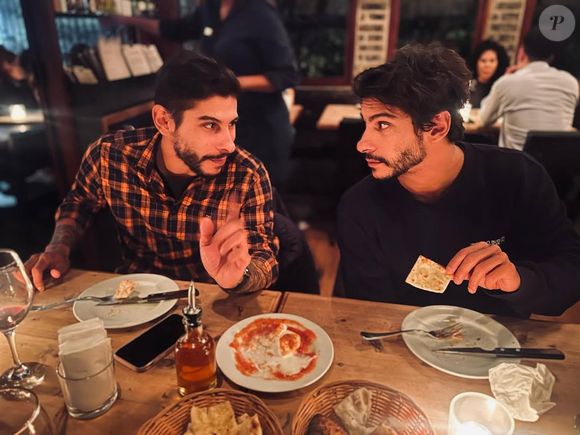 Dupla idêntica! Irmão gêmeo de Shia Phoenix surge ao vivo e surpreende fãs ao revelar bastidores divertidos do passado dos dois