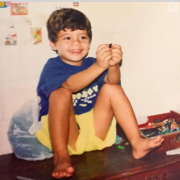 FOTO 7 - Surfista profissional, esse carioca encara ondas gigantes e também ficou conhecido por sua participação em um dos realities mais populares do Brasil. Pai de quatro filhos, ele costuma compartilhar aventuras no mar e momentos em família nas redes sociais. Será que você reconhece o atleta nessa versão mirim?