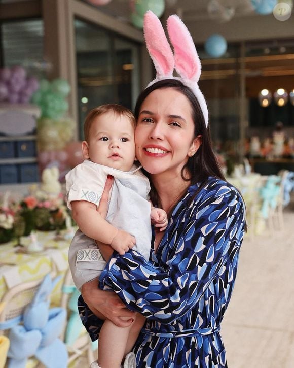 Prima de Virginia Fonseca, Manu Fonseca, posa com José Leonardo o filho mais novo da apresentadora durante a festa de Páscoa antecipada