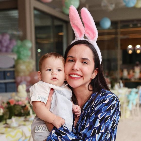 Prima de Virginia Fonseca, Manu Fonseca, posa com José Leonardo o filho mais novo da apresentadora durante a festa de Páscoa antecipada