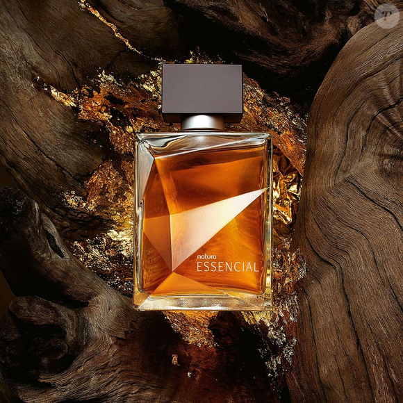 Favorito do meu pai nos anos 90, o Essencial Masculino da Natura ganhou espaço na rotina da minha mãe e segue sendo o perfume escolhido para os dias mais frios