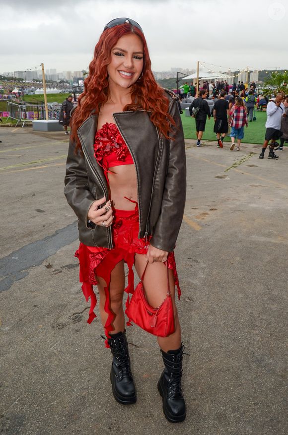 Famosos esbanjam estilo em seus looks do primeiro dia do Lollapalooza 2024