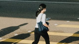 O que significa quando uma pessoa anda muito rápido o tempo todo e o que isso revela sobre sua personalidade, segundo a psicologia