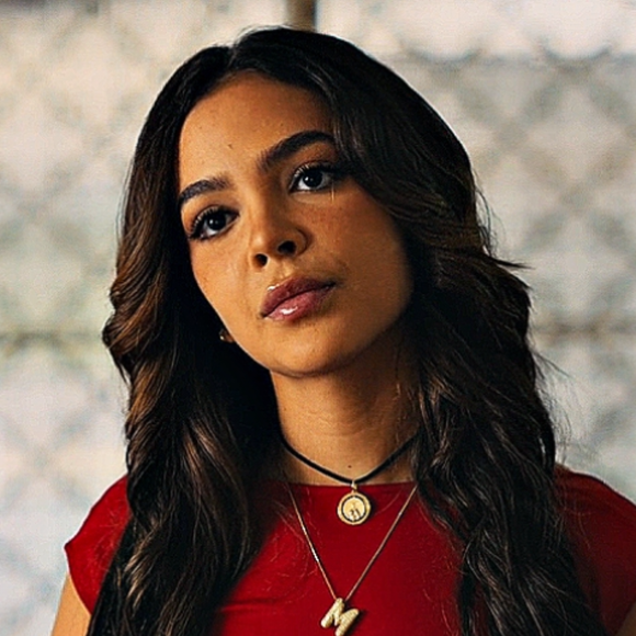 Mel Maia brilha em série com cabelo solto com ondas