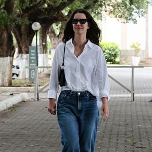 Velório de Dennis Carvalho: Nathalia Dill chegou emocionada ao velório do diretor com quem trabalhou na novela 'Rock Story' (2016-2017)