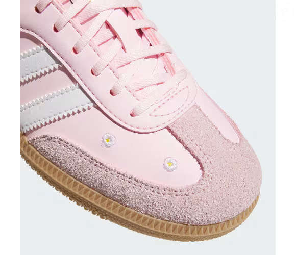 O Adidas Samba OG floral aposta em um contraste entre o estilo esportivo e a delicadeza das flores bordadas. A versão mantém a biqueira em T, o fechamento por cadarços e o solado de borracha, características descritas pela marca. O resultado é uma opção para quem deseja incorporar um tênis clássico a combinações que vão além do visual casual