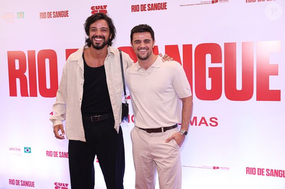 Felipe Simas e Rodrigo Simas posaram na pré-estreia do filme 'Rio de Sangue'