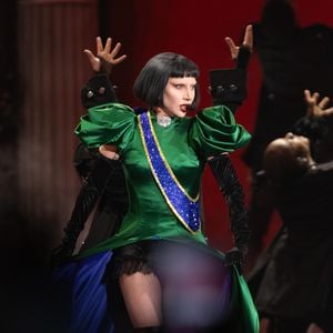 Logo na segunda música, 'Abracadabra', Lady Gaga homenageou o Brasil com um look verde e azul