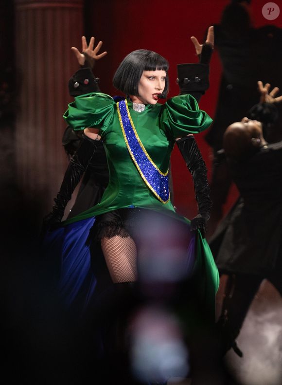 Logo na segunda música, 'Abracadabra', Lady Gaga homenageou o Brasil com um look verde e azul