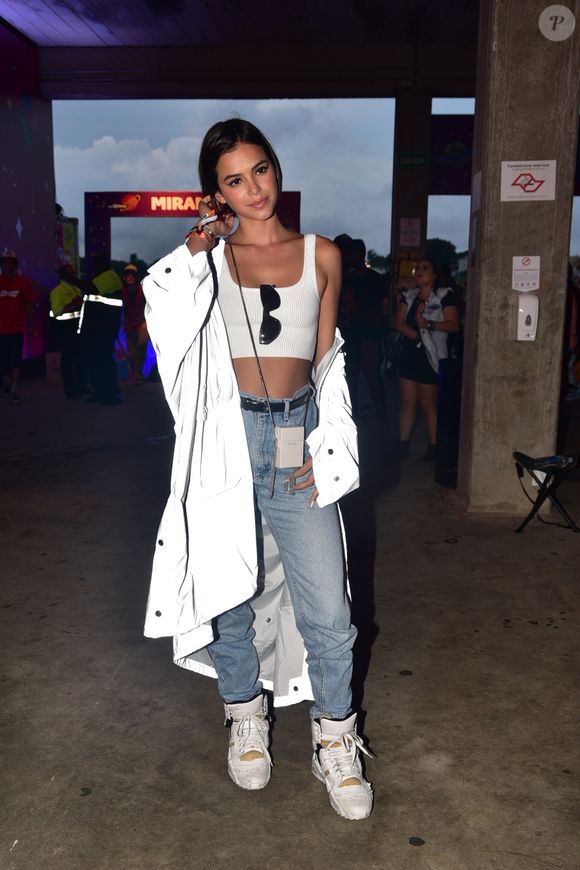 Bruna Marquezine apostou em look confortável para último dia do festival Lollapalooza, em São Paulo, em 7 de abril de 2018
