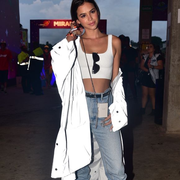 Bruna Marquezine apostou em look confortável para último dia do festival Lollapalooza, em São Paulo, em 7 de abril de 2018