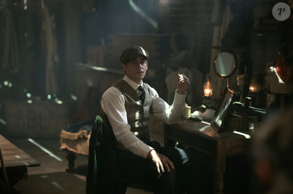 O ator Hero Fiennes Tiffin, astro de 'After', interpreta o icônico personagem de Sherlock Holmes, na juventude, na série do Prime Video.