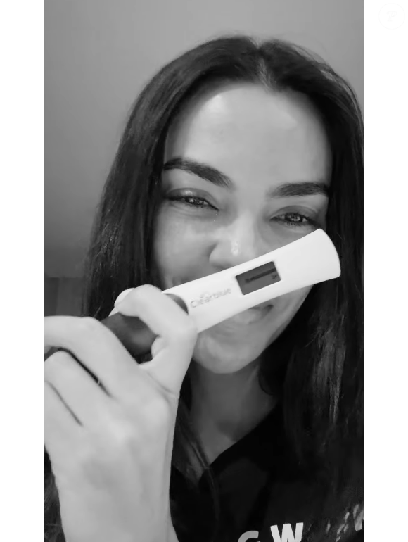 Joana Sanz, esposa de Daniel Alves, mostrou o resultado do teste de gravidez positivo em seu perfil, no final do mês de março.
