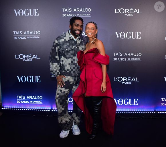 Lázaro Ramos posou sorridente ao lado da esposa, Taís Araújo.