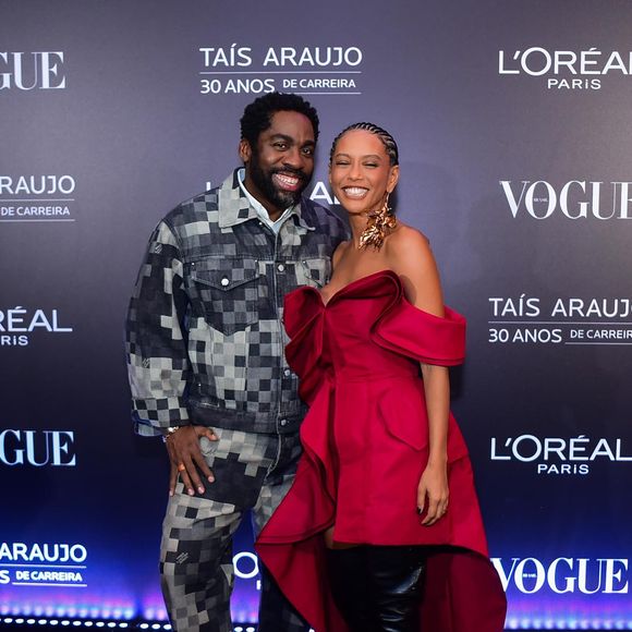 Lázaro Ramos posou sorridente ao lado da esposa, Taís Araújo.