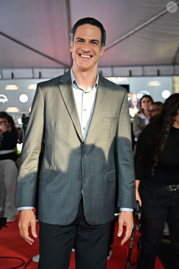 Mateus Solano também marcou presença na 55ª edição do Troféu Imprensa com um look formal básico