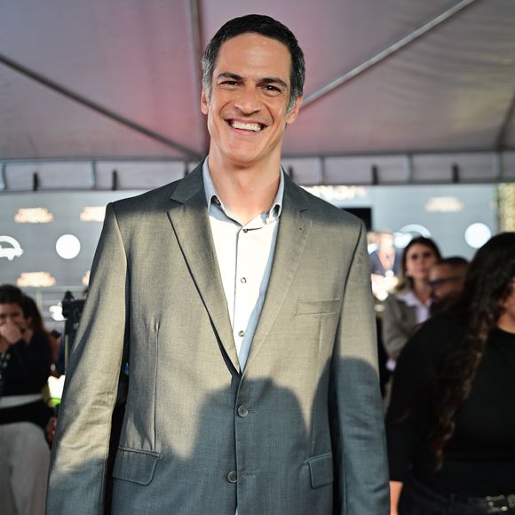 Mateus Solano também marcou presença na 55ª edição do Troféu Imprensa com um look formal básico