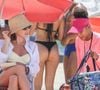 Solange Duprat em 'Vale Tudo': Atriz Alice Wegmann grava cenas caracterizada de sua personagem na praia no Rio de Janeiro, na companhia de Taís Araújo.