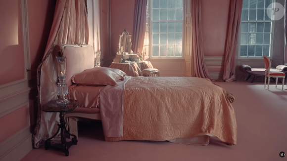 O resultado foi um quarto rosa monocromático, cheio de camadas e texturas que impressionam em cada detalhe