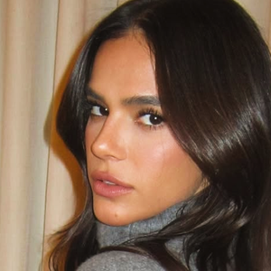 A atriz Bruna Marquezine é uma das famosas brasileiras que também costuma aparecer com um visual mais glamuroso, sem maquiagem carregada, deixando aquela aparência viçosa na pele.
