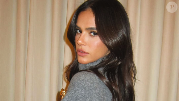 A atriz Bruna Marquezine é uma das famosas brasileiras que também costuma aparecer com um visual mais glamuroso, sem maquiagem carregada, deixando aquela aparência viçosa na pele.