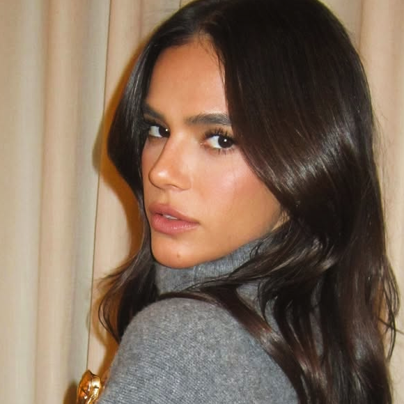 A atriz Bruna Marquezine é uma das famosas brasileiras que também costuma aparecer com um visual mais glamuroso, sem maquiagem carregada, deixando aquela aparência viçosa na pele.