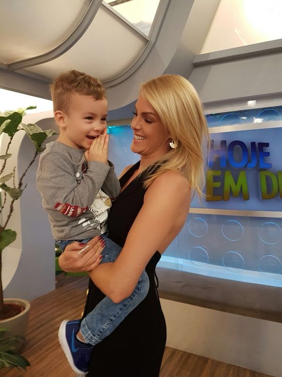 Ana Hickmann publicou uma homenagem ao filho, Alezinho, que completou 12 anos neste sábado (07)